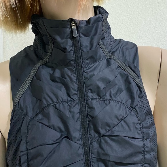 LULULEMON Black Lightweight Pleated Reflective Vest Size 4 - Picture 4 of 16